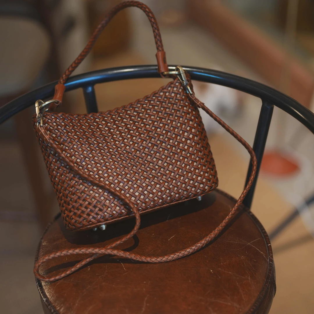 布衣分享 68056 原创设计复古牛皮手工编织单肩斜挎包