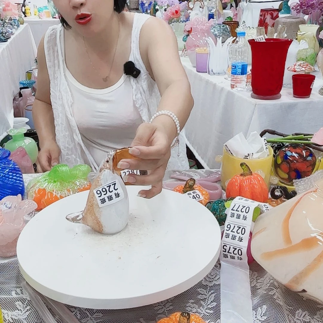 2266瑕明显 安妮花瓶摆件