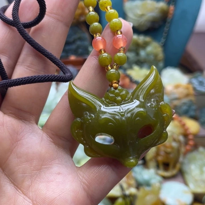 蛇纹石玉未镶嵌颈饰