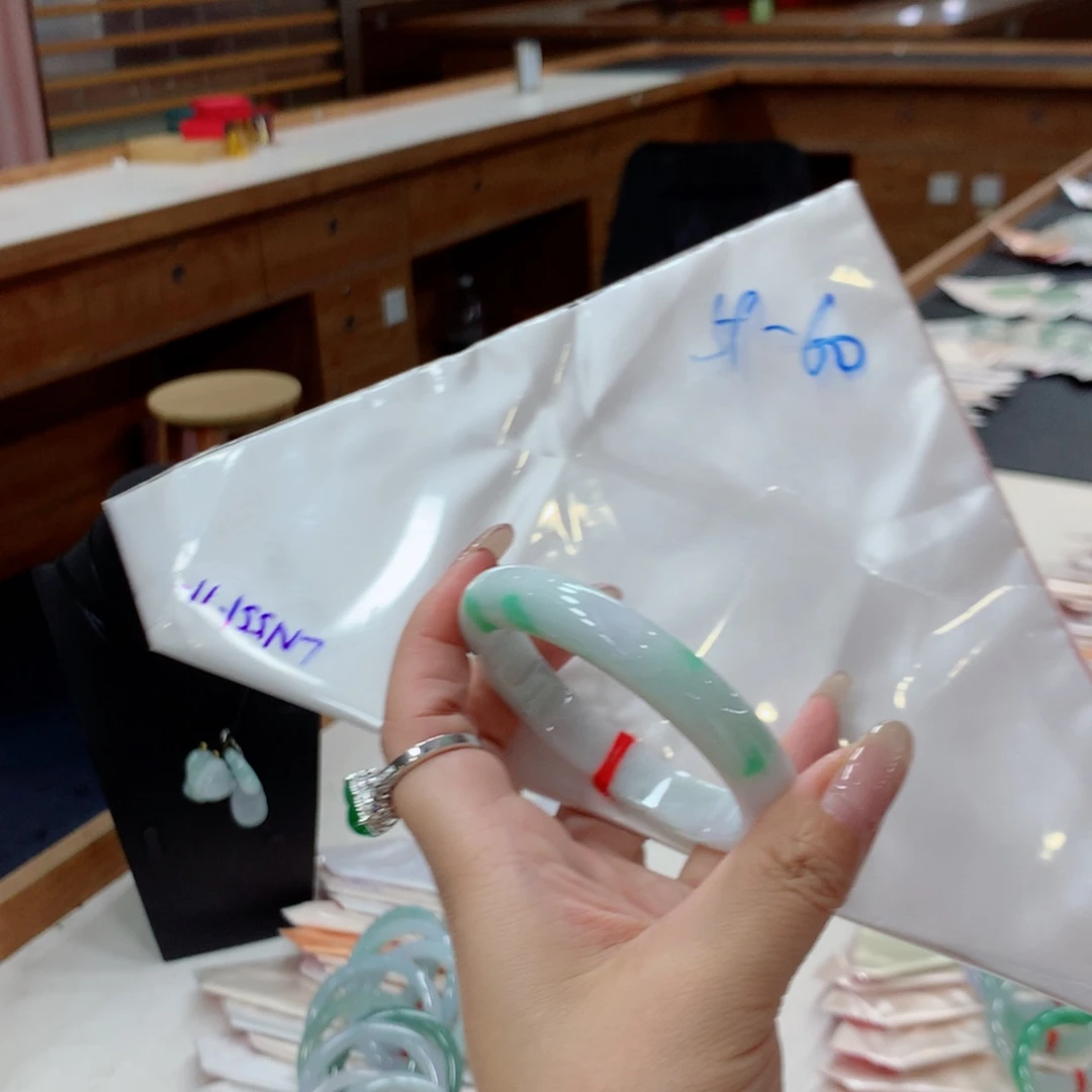 翡翠未镶嵌手镯48小时鉴赏