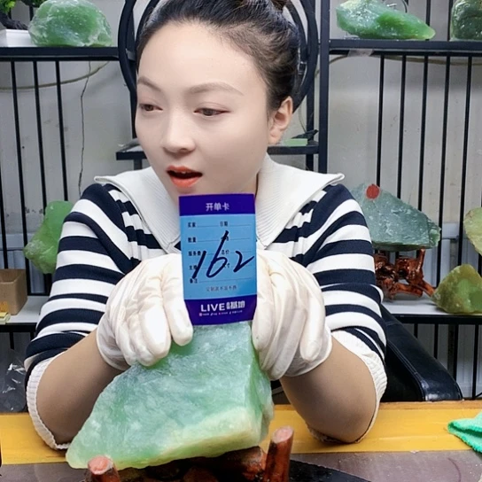 【闪购商品】未镶嵌蛇纹石玉原石简**人