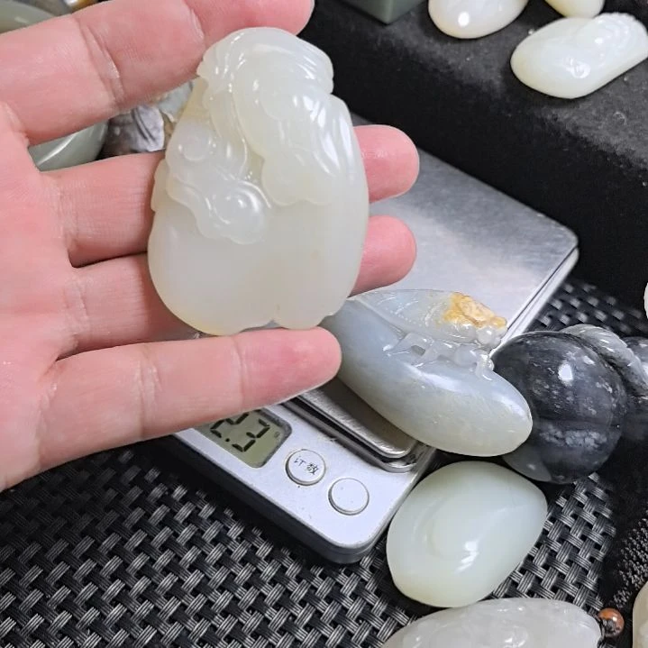 剪***糖和田玉未镶嵌挂件