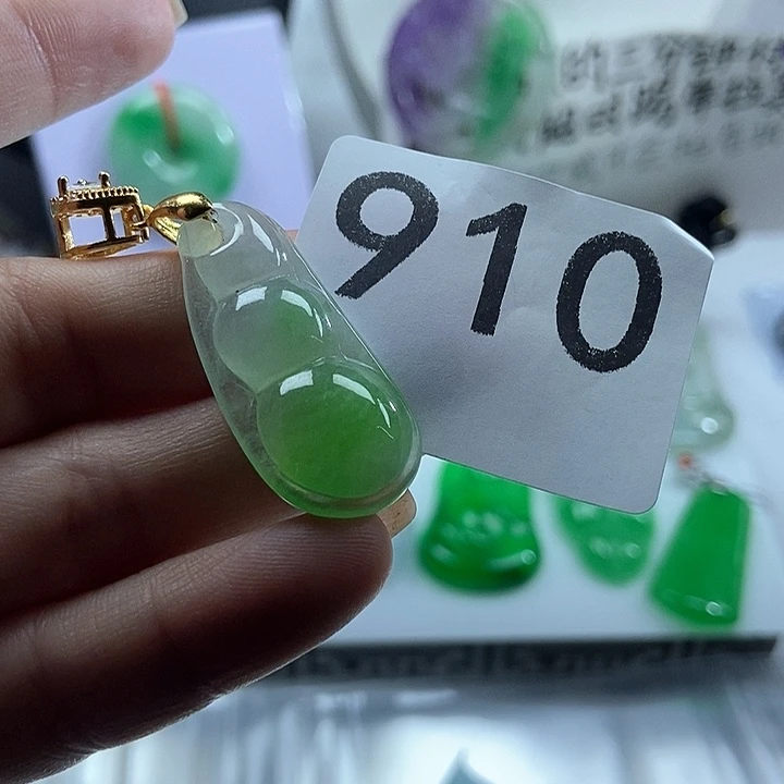 翡翠未镶嵌吊坠(赠链)