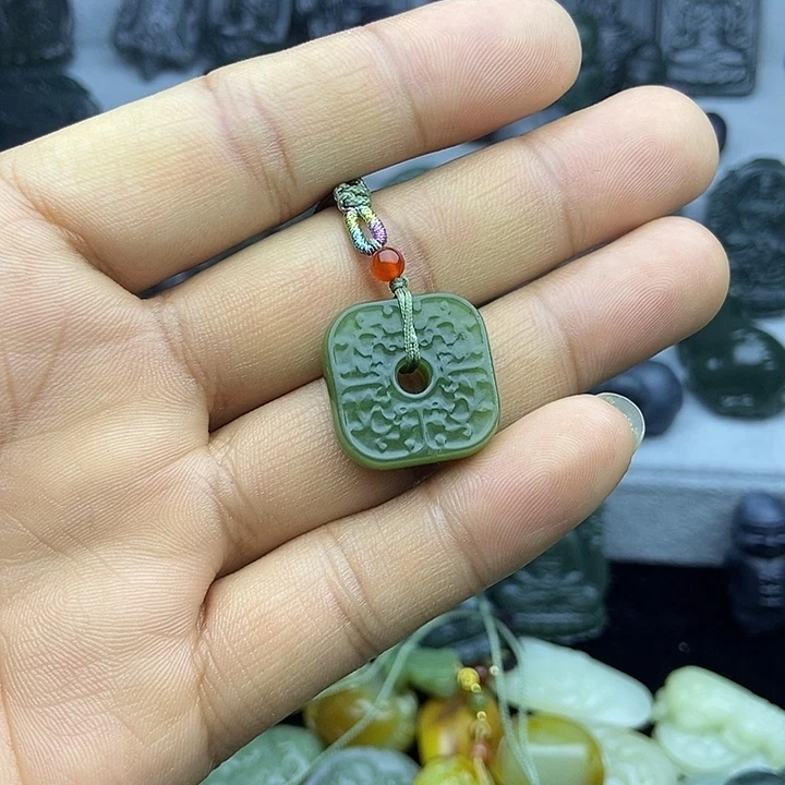 普****和田玉未镶嵌颈饰