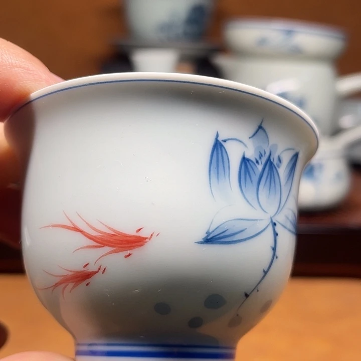 随***心手绘70杯子一个荷花