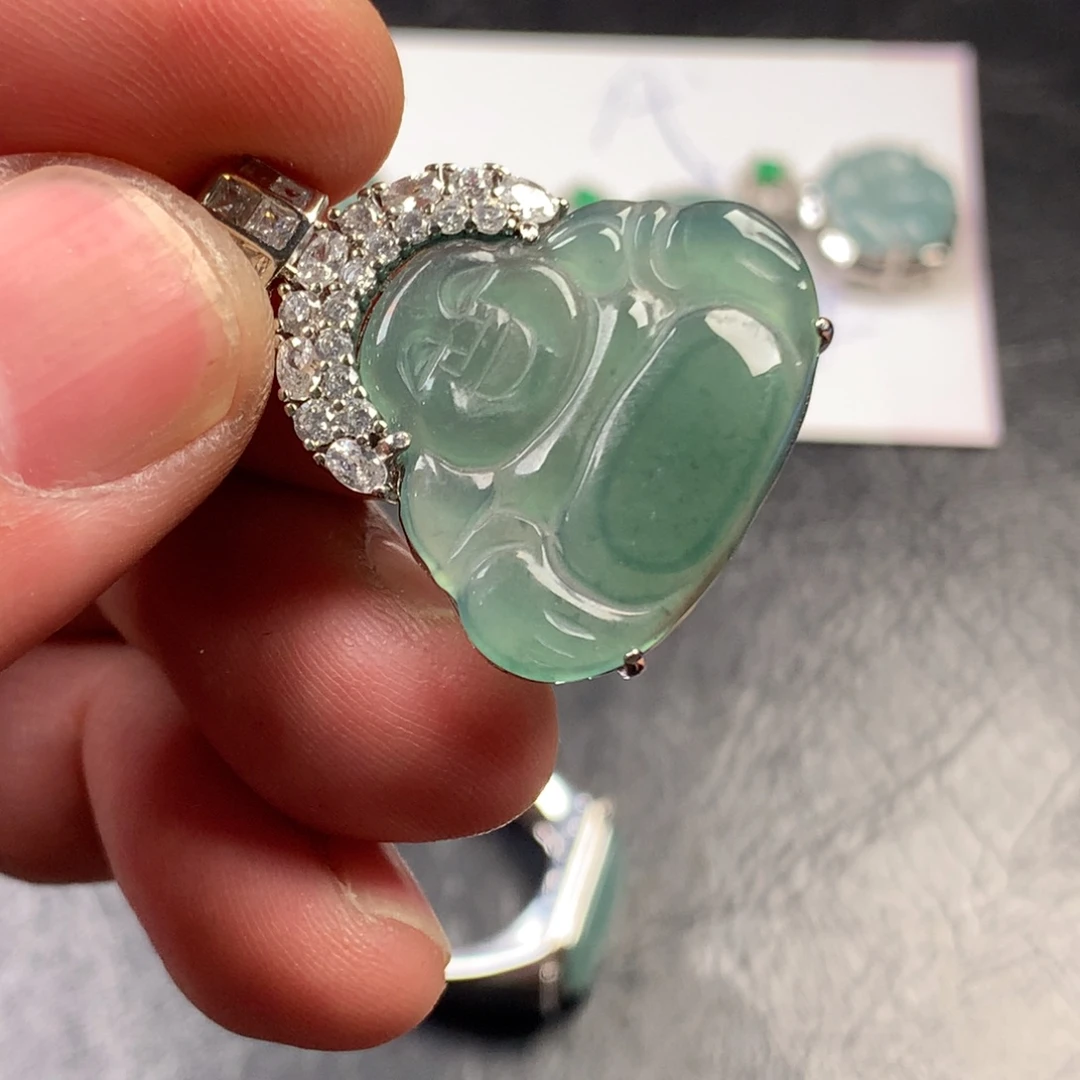 翡翠未镶嵌颈饰大佛公