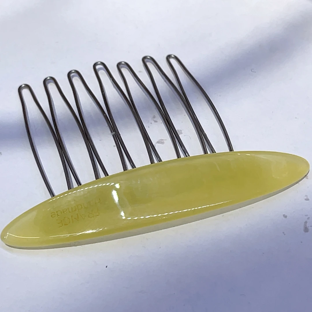 M618鹅黄色字母插梳