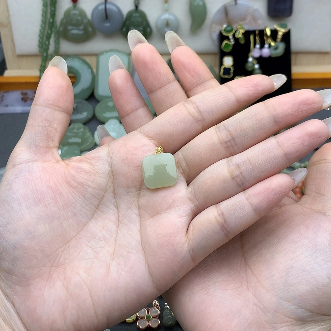 和田玉吊坠(不含链)18K金镶嵌