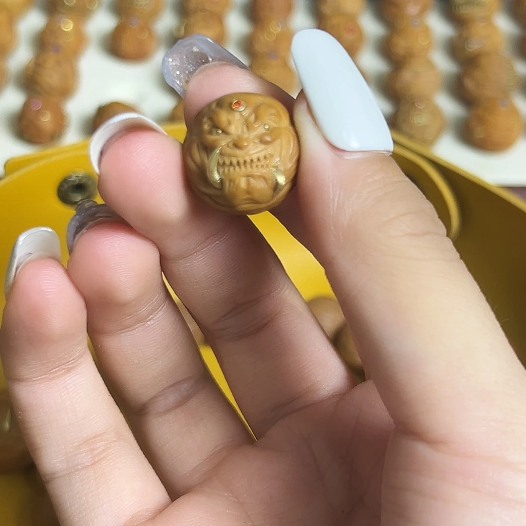 吊坠猴头核桃镶嵌单颗双獠牙恶僧