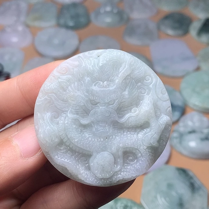 翡翠未镶嵌颈饰龙牌