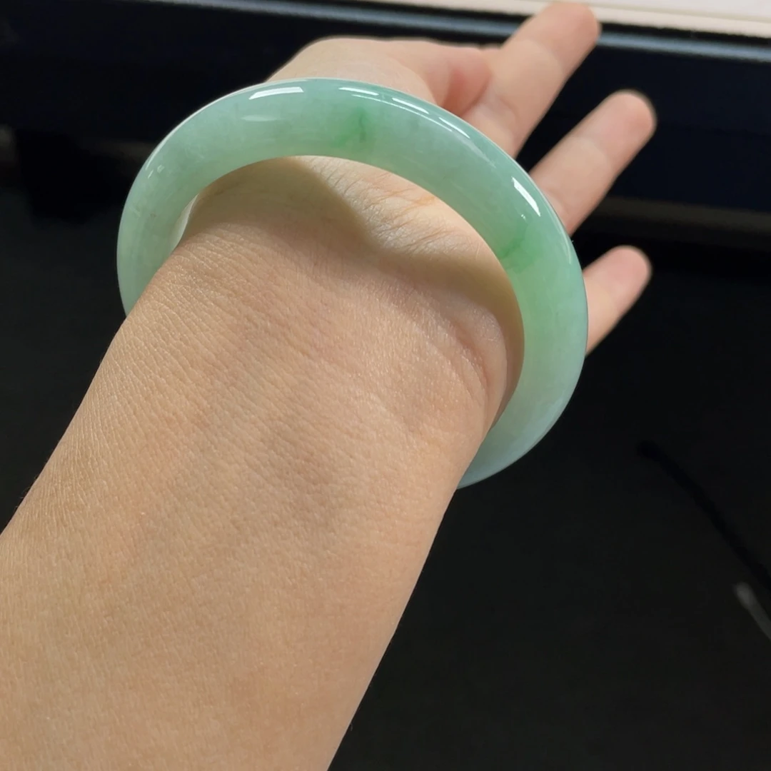 翡翠手镯未镶嵌果绿正圈