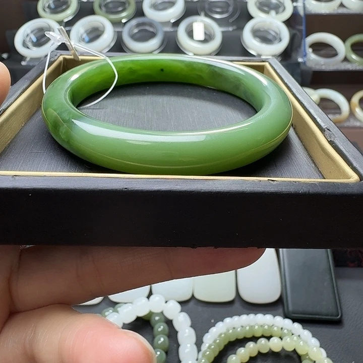 W***j和田玉（碧玉）未镶嵌手镯