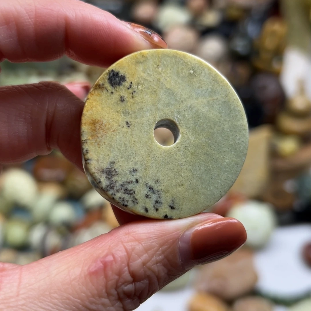岫岩河磨玉（透闪石质玉）未镶嵌颈饰河磨玉扣子