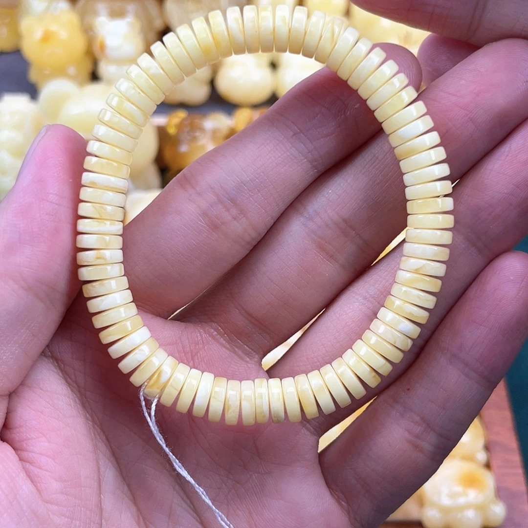 琥珀裸石未镶嵌?**?蜜蜡