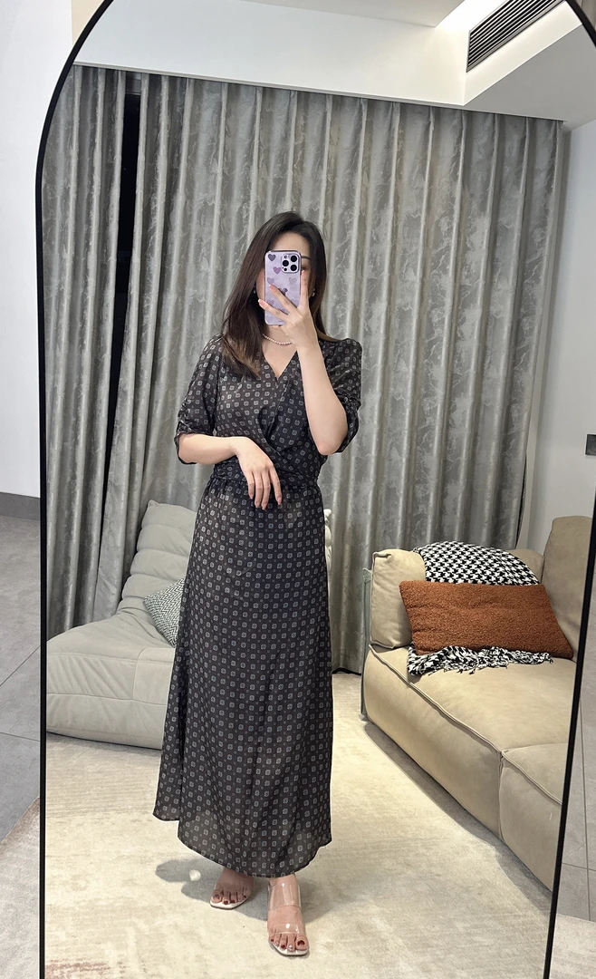 2025设计师款法式V领桑蚕丝显瘦连衣裙优雅气质