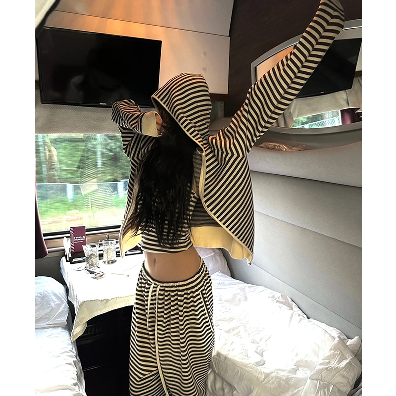 芊喜Studio松弛假日条纹拉链卫衣套装宽松休闲上衣背心长裤三件套
