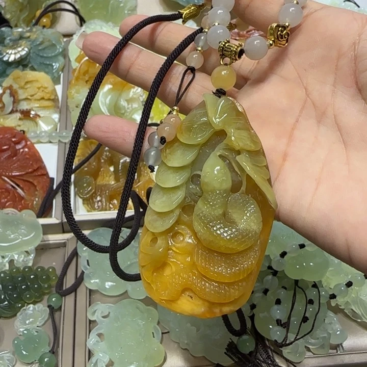 蛇纹石玉吊坠未镶嵌