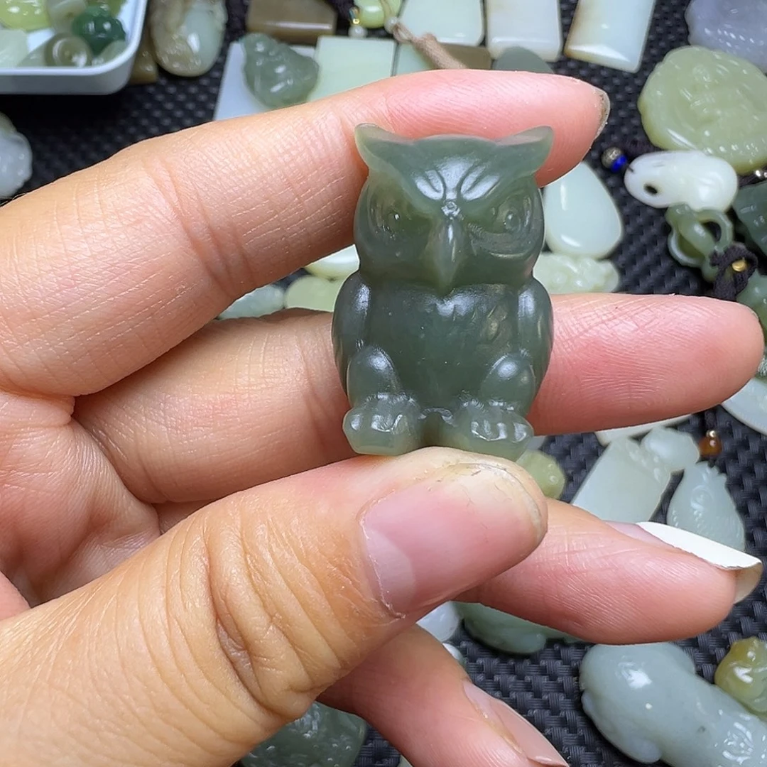 和田玉未镶嵌吊坠(不含链)有裂漏，柔光，不退不换，卡30