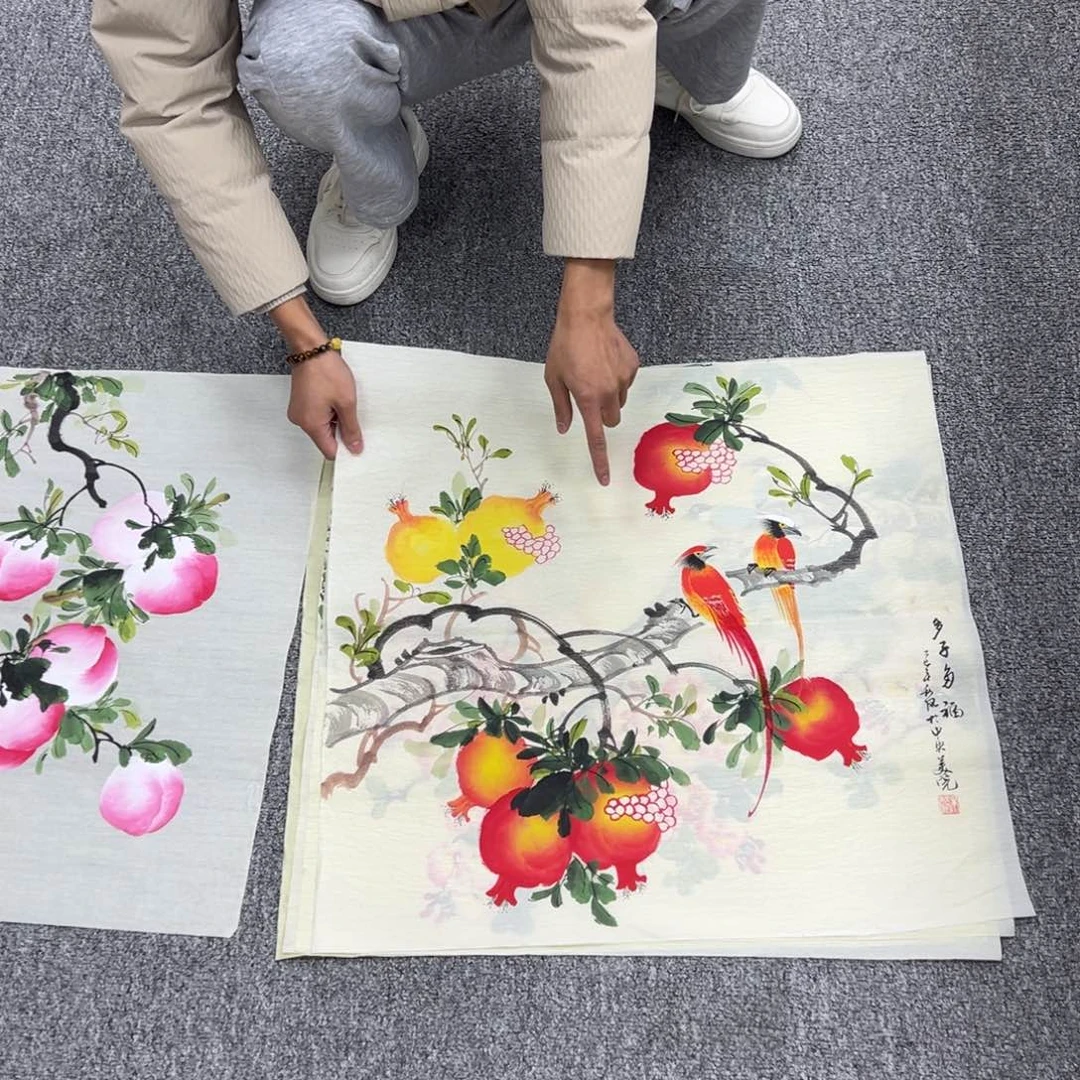 国画卖字画的小男孩