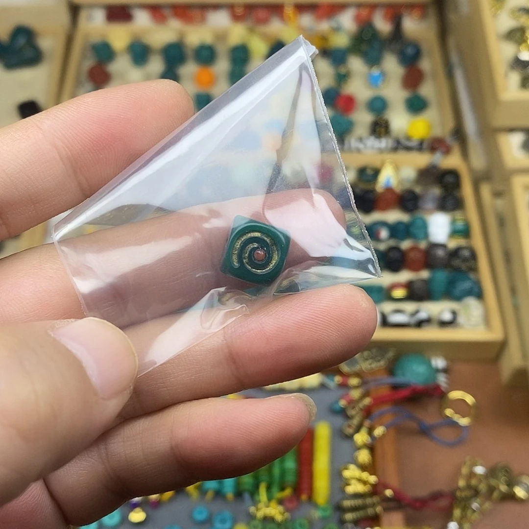 琉璃颈饰珠子一个……..