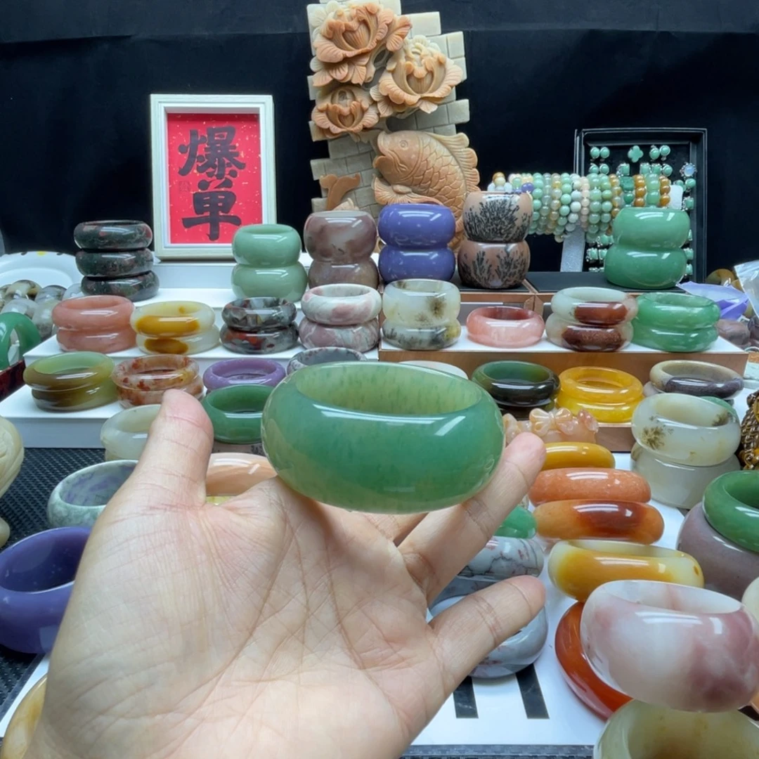 素***素石英岩玉未镶嵌手镯