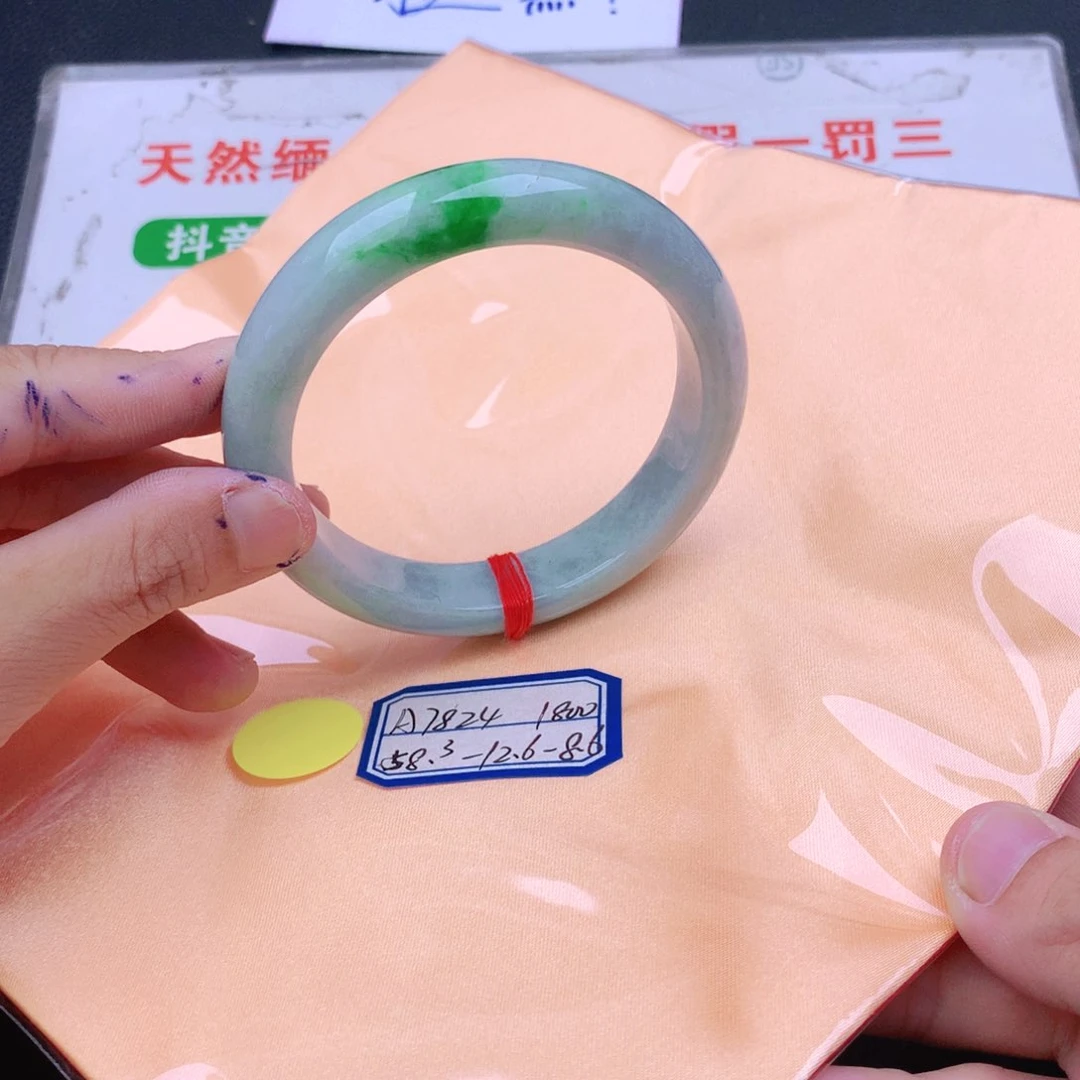 翡翠手镯未镶嵌翡翠