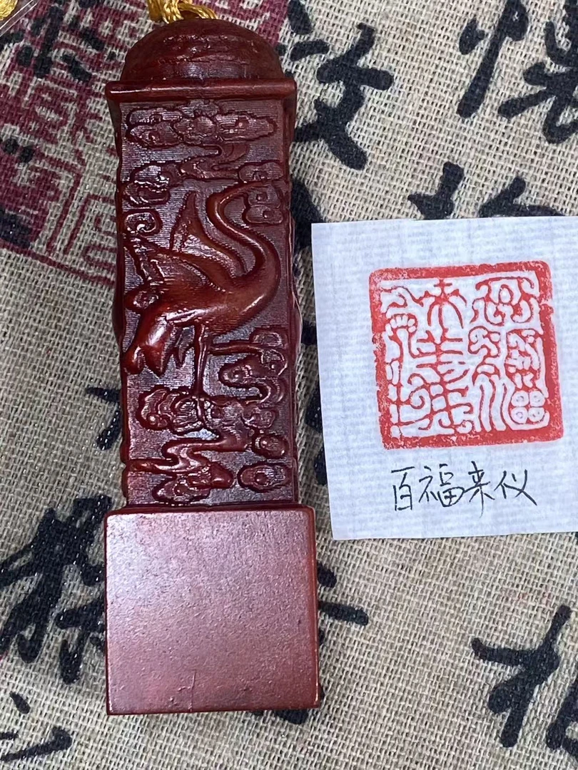 寿山石红田松鹤章-印文:百福来仪，尺寸规格2.5X2.5X9公分