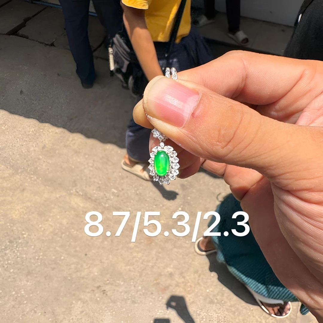 0531(小哪吒在源头)玻璃种翡翠炸光阳绿吊坠干净杠味荧光足M180