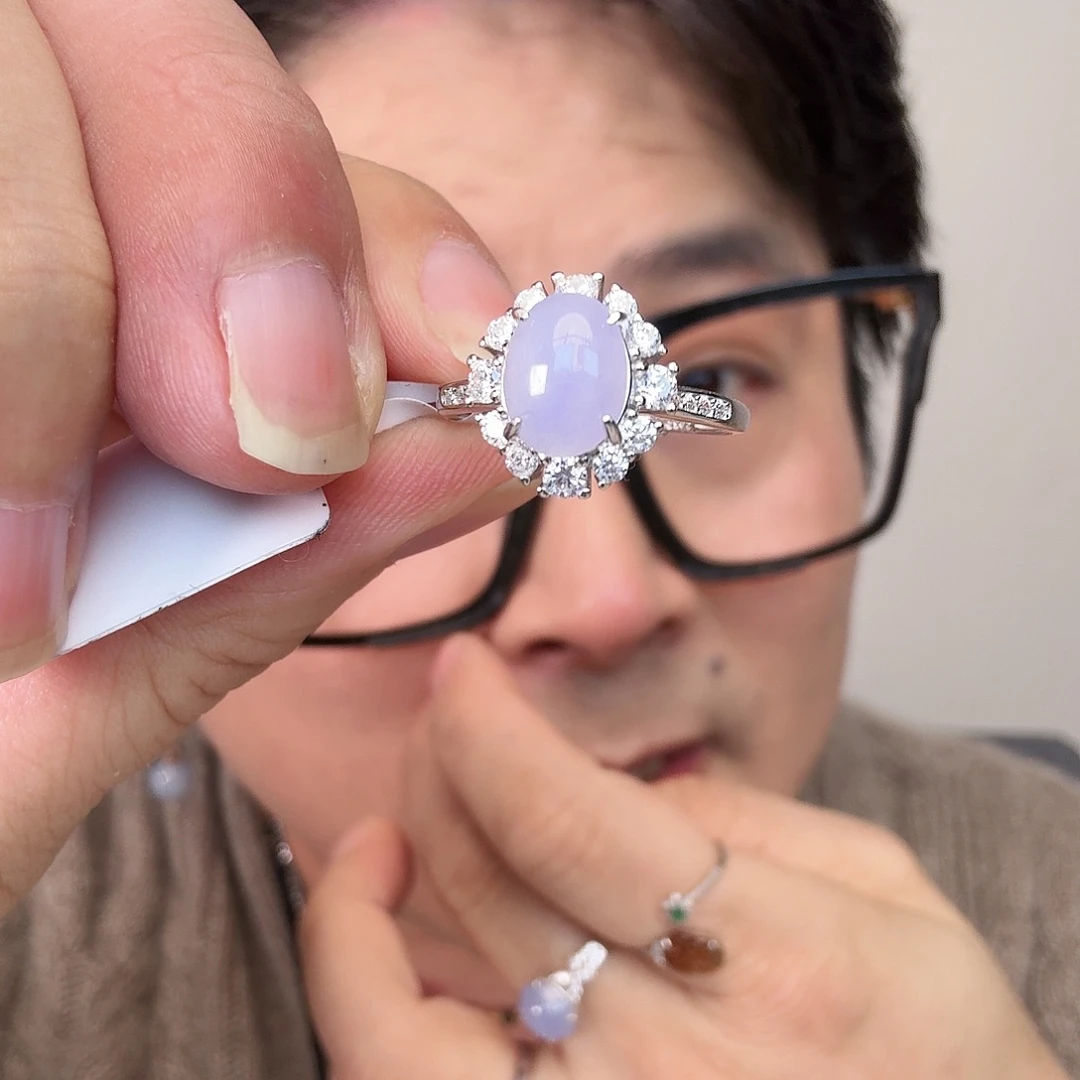 翡翠未镶嵌颈饰一件