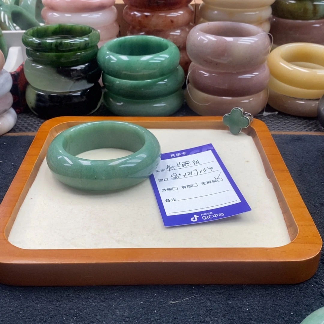 春***日未镶嵌手镯石英质玉