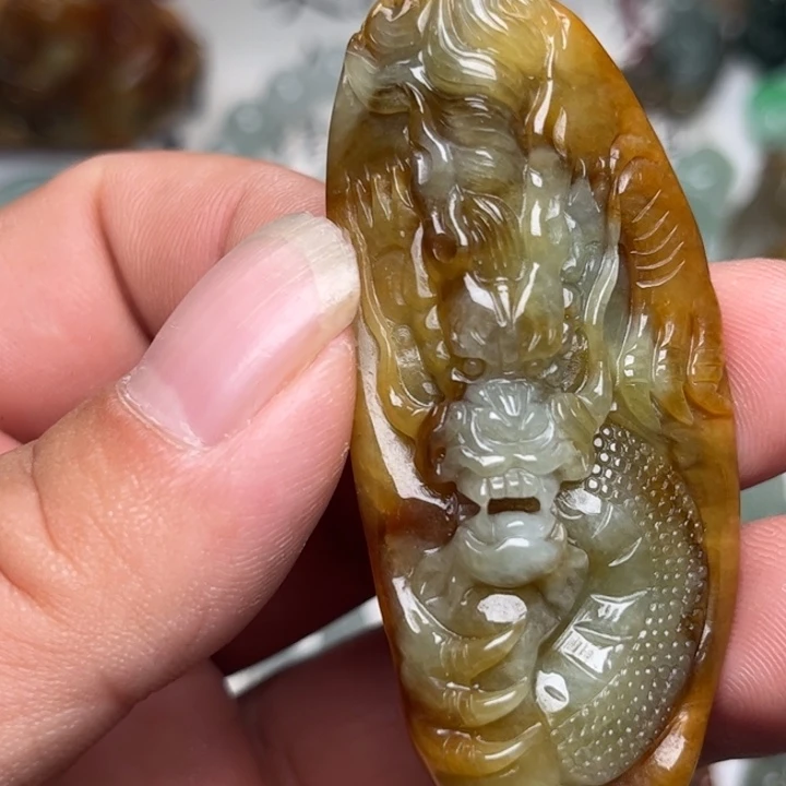 翡翠未镶嵌颈饰龙