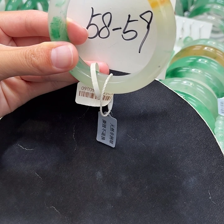 未镶嵌手镯石英质玉（非洲翠）