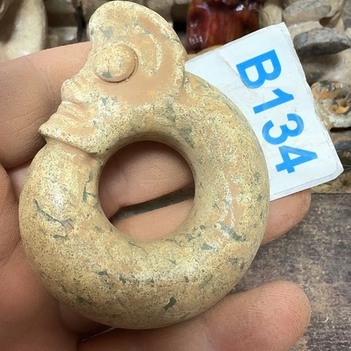 蛇纹石玉颈饰未镶嵌