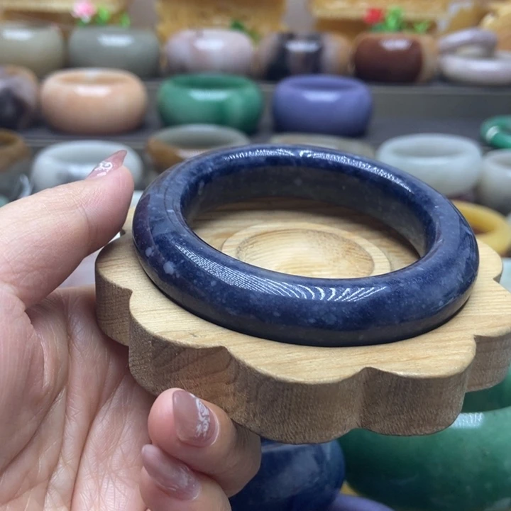 未镶嵌手镯石英质玉