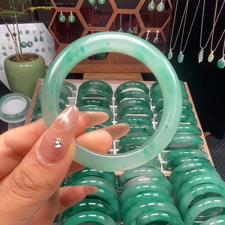 石英质玉（非洲翠）未镶嵌手镯