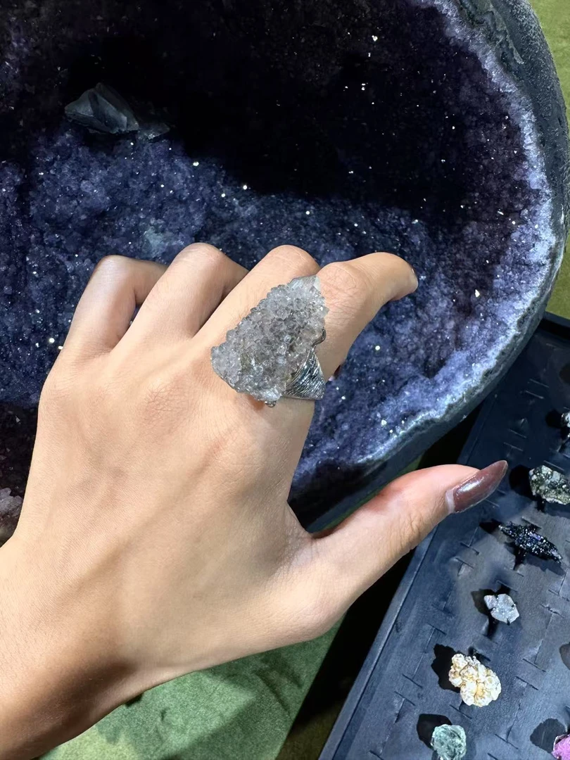 银色拼色原创设计白色可爱高智淡人风格