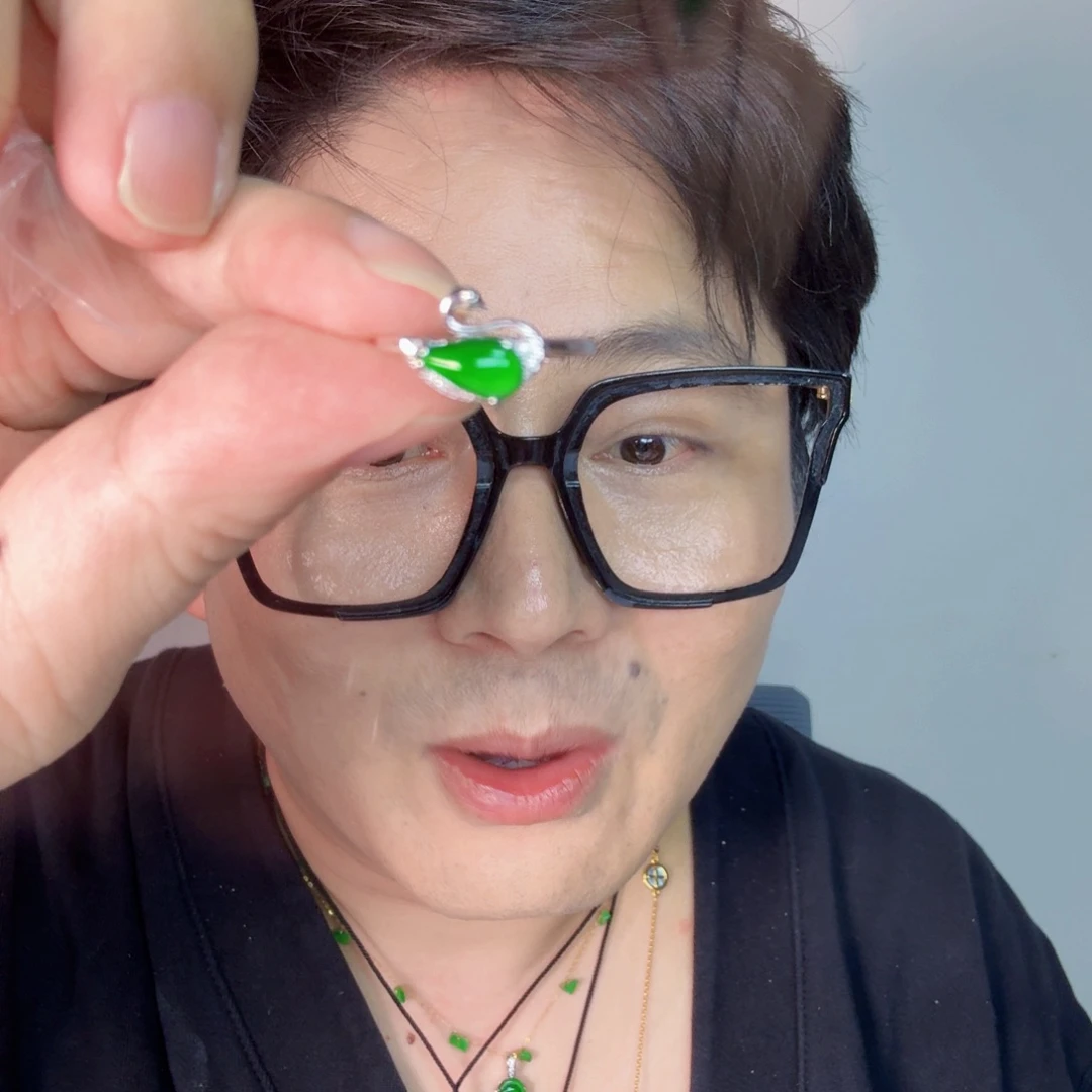 翡翠未镶嵌颈饰一件