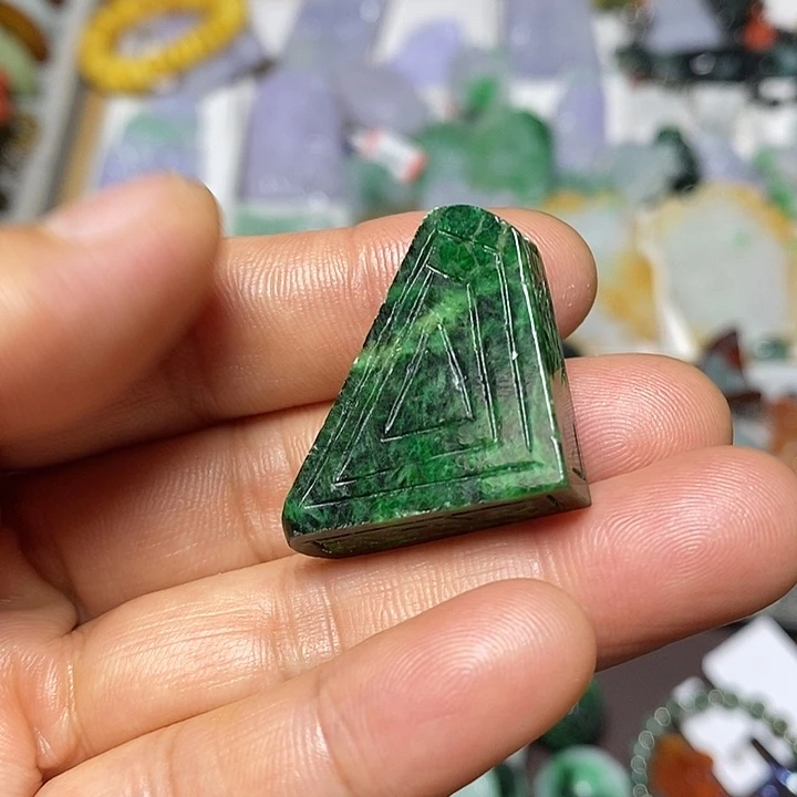 翡翠未镶嵌吊坠(赠链)