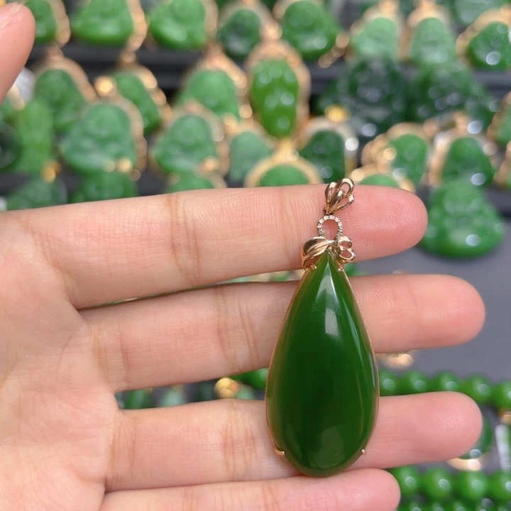 颈饰18K金镶嵌和田玉（碧玉）