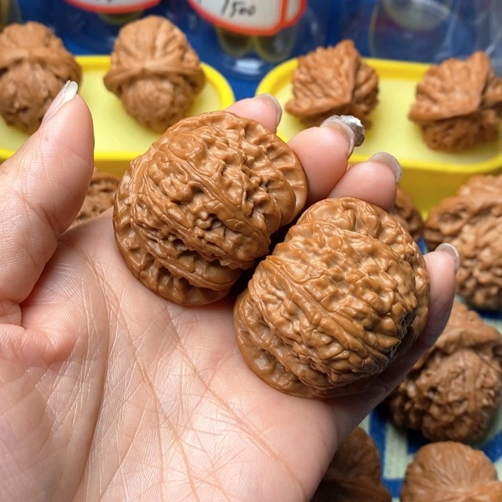 饿***.吊坠桃核白狮子核桃