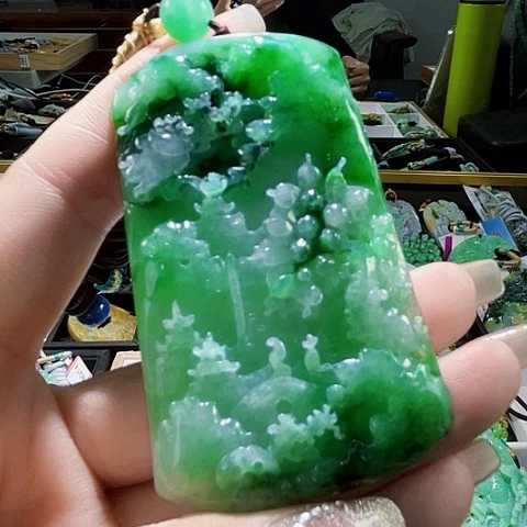 翡翠未镶嵌颈饰一个