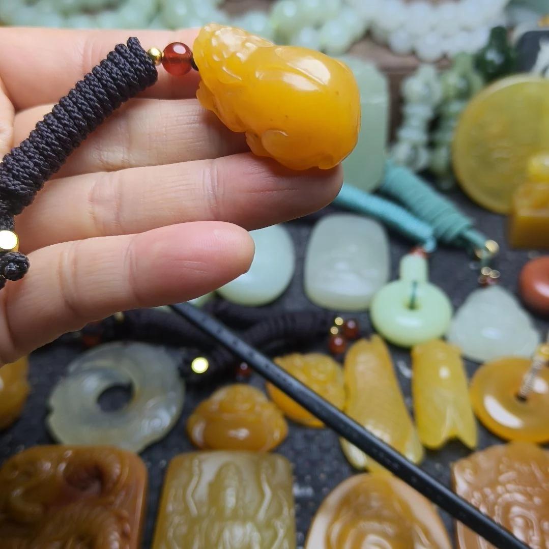 石英质玉（黄龙玉）未镶嵌颈饰