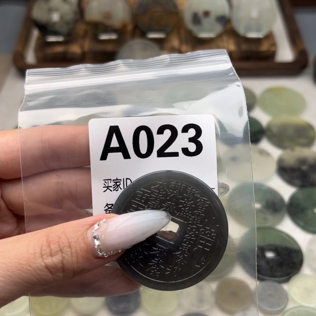 蛇纹石玉颈饰未镶嵌墨****书