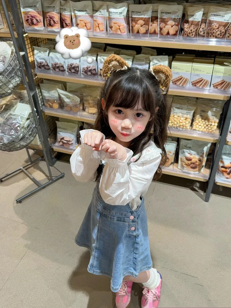 云小朵童装牛仔背带裙
