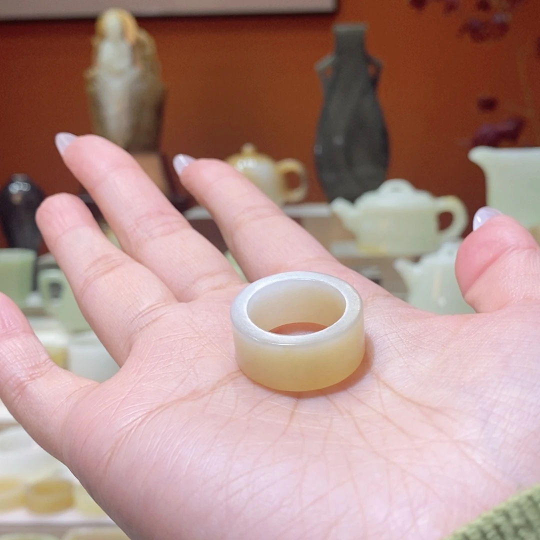 未镶嵌和田玉把件T****王和田玉糖白戒环