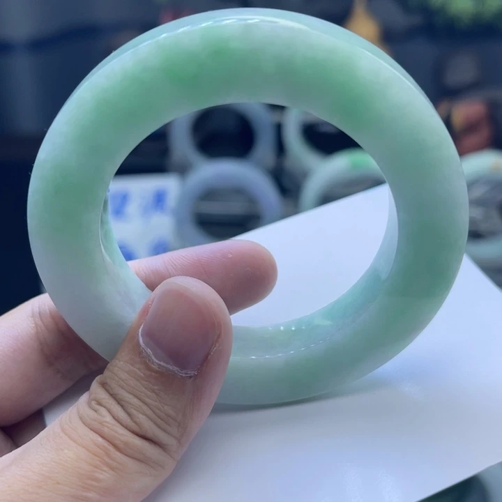 定制翡翠未镶嵌手镯