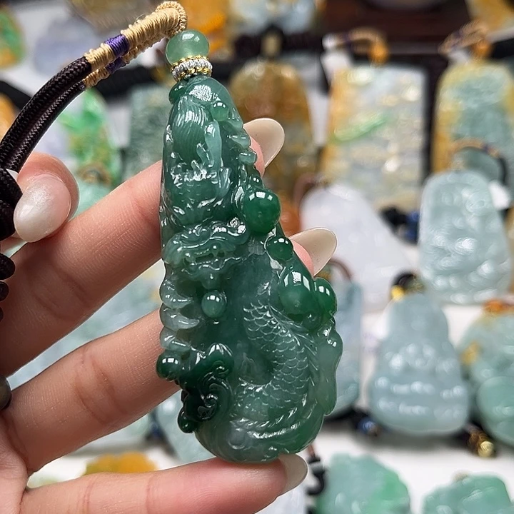 翡翠未镶嵌颈饰龙牌