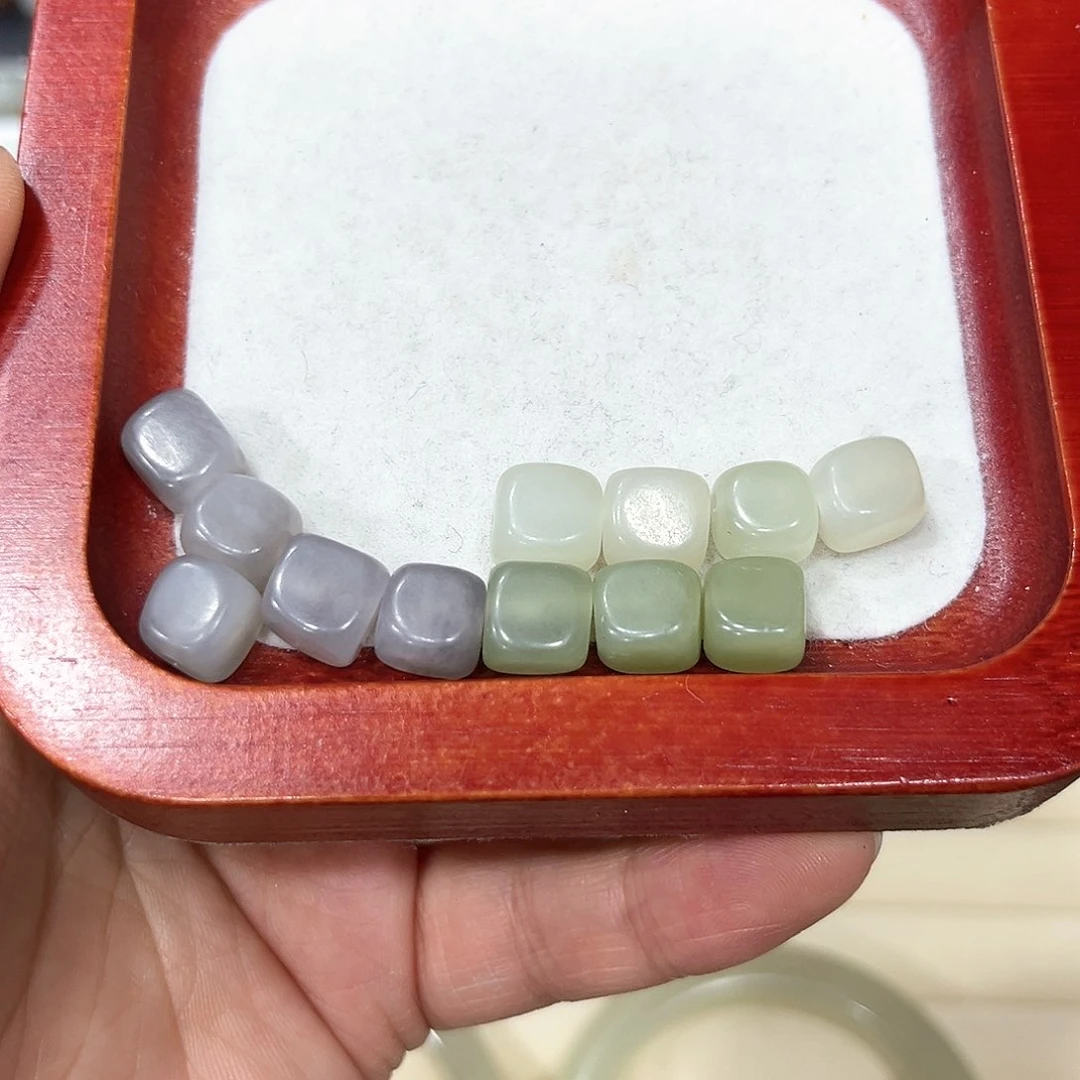 和田玉未镶嵌颈饰小**呀