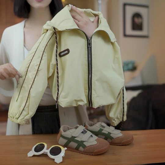 2025年男女童早春新款运动时尚连帽洋气百搭黄色保暖卫衣外套