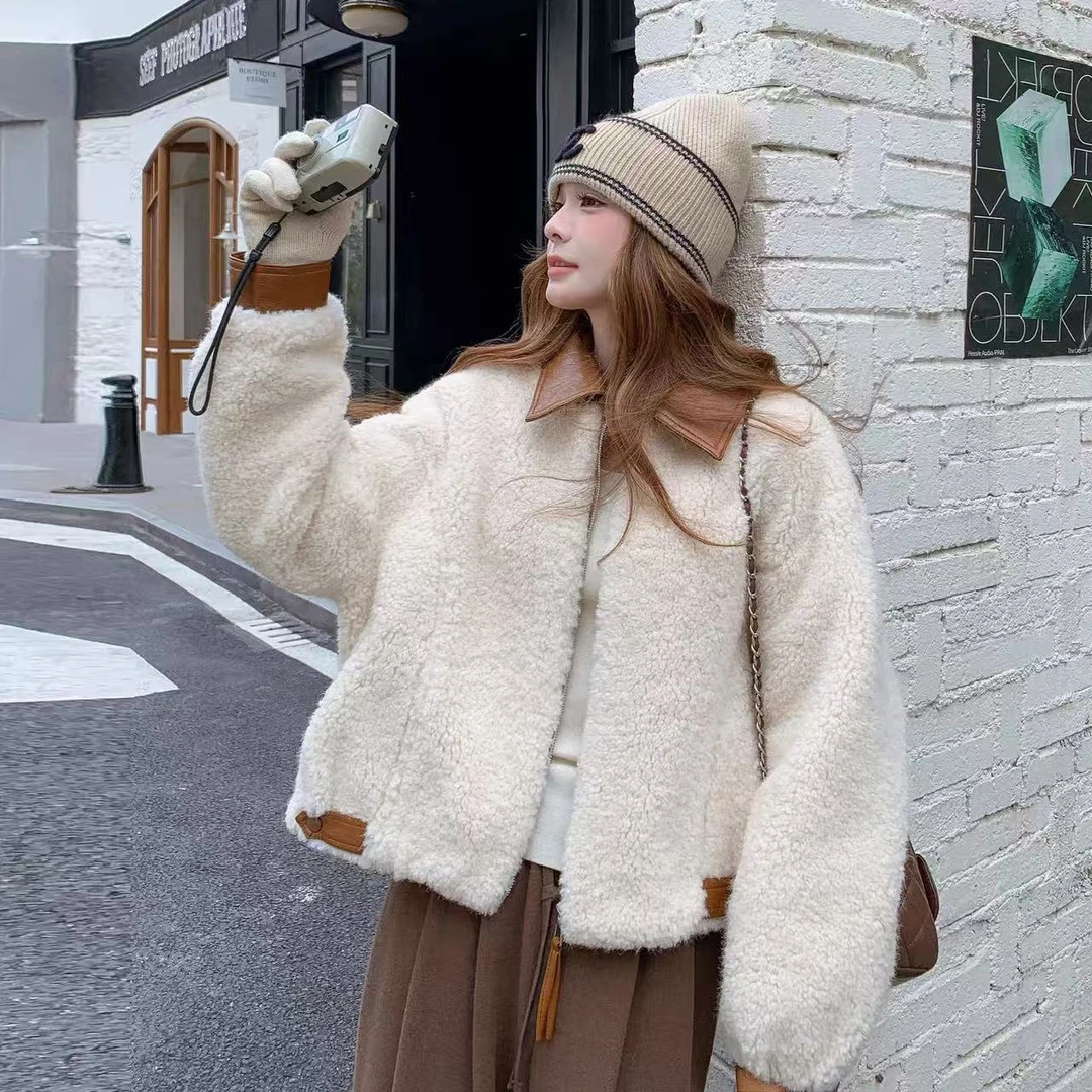 PU皮拼接羔毛外套女2025冬新款设计感加厚保暖短款一体#68029